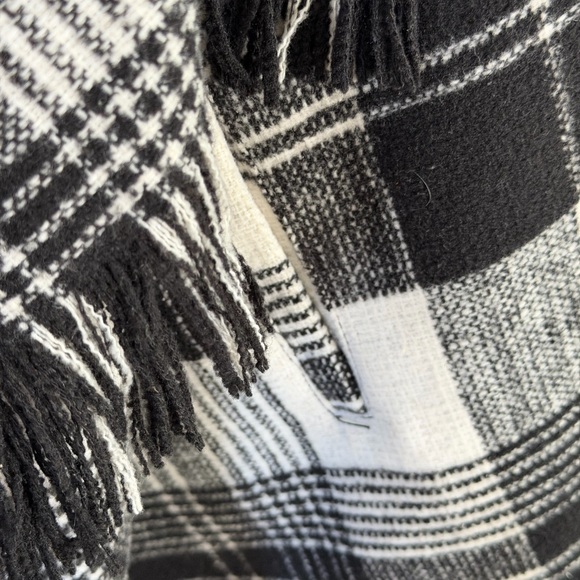 Jolt Monochrome Checkered Vest - Picture 4 of 11